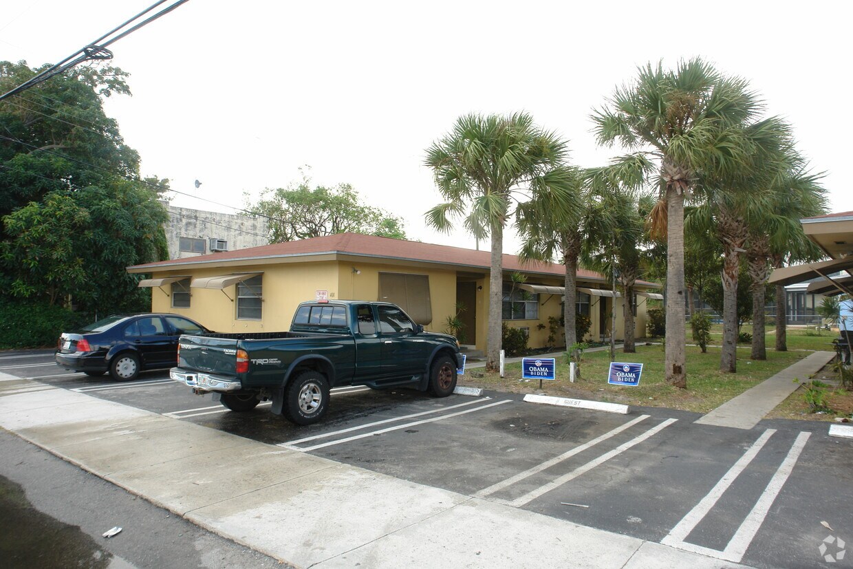 Primary Photo - 401 S Seacrest Blvd