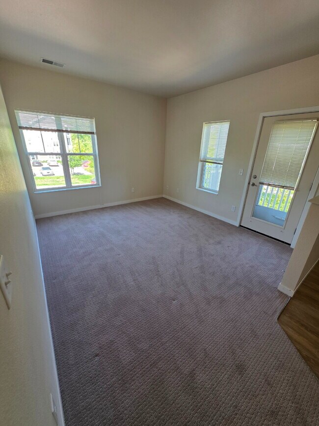 Foto del edificio - 2 Bedroom | 1 Bathroom 2nd Floor Apartment...