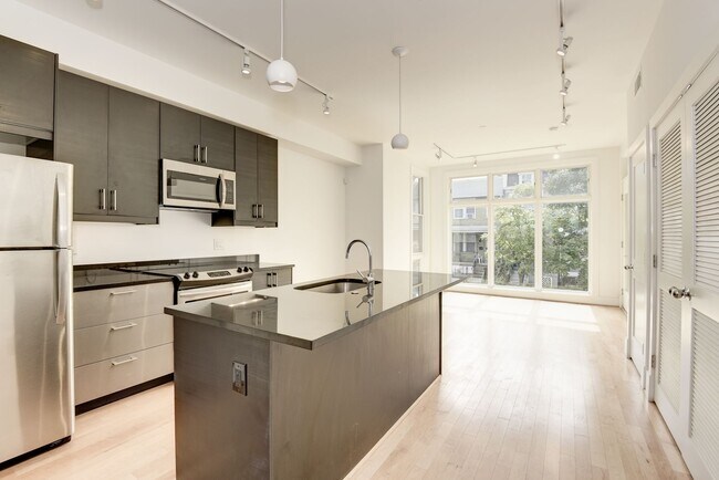 Foto del edificio - 729 Hobart Pl NW