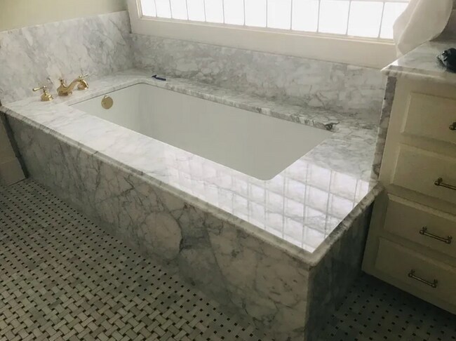 Building Photo - 2528 Myrtle Ave