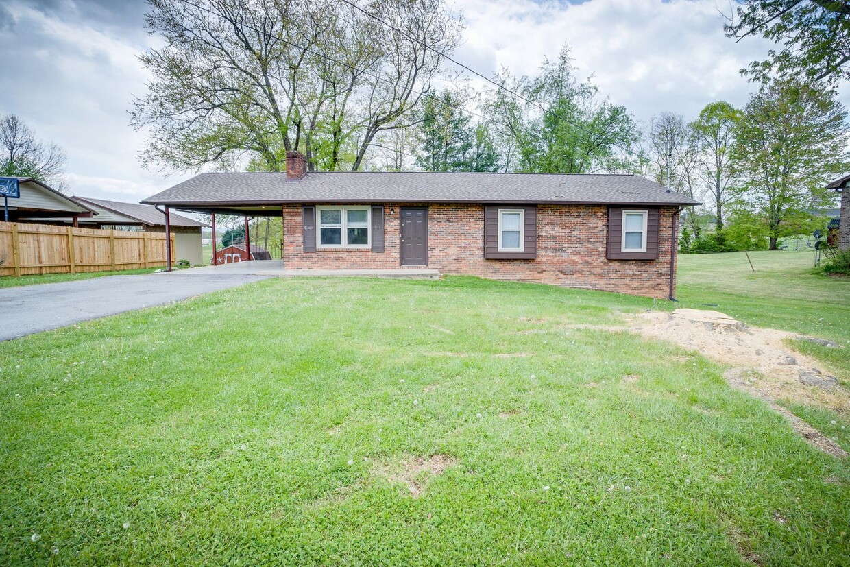 Foto principal - 4 Bedroom / 2.5 Bath Brick Home Piney Flat...