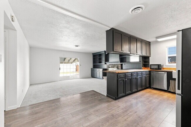 Foto del edificio - 6285 Edgewood Way