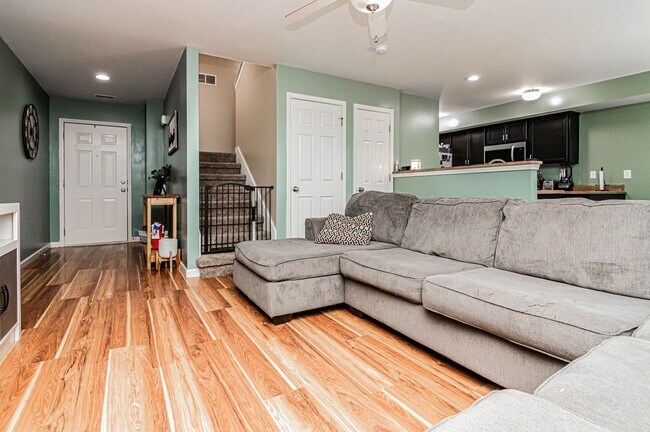 Building Photo - Spacious Duplex