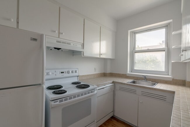 Building Photo - 10 Rosemount