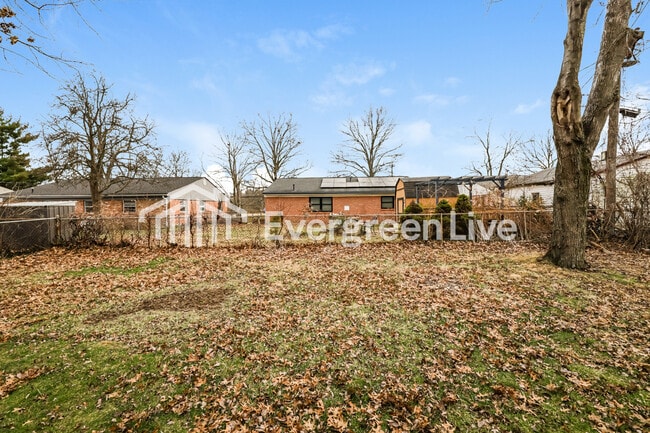 Foto del edificio - 5679 Tall Oaks Dr