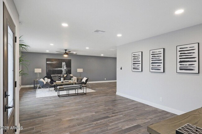 Building Photo - 8444 E Bonita Dr