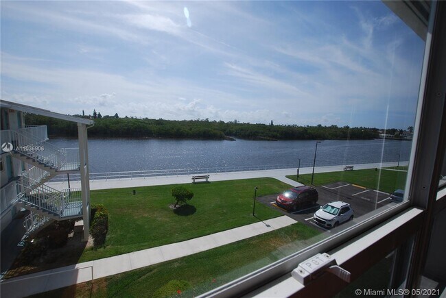 Foto del edificio - 530 Horizon St E