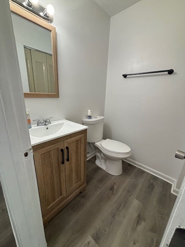 Building Photo - 1204 Clear Ridge Ln