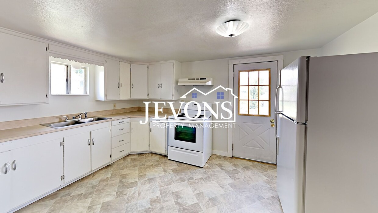 Primary Photo - Pet-friendly single-family home in Tieton ...