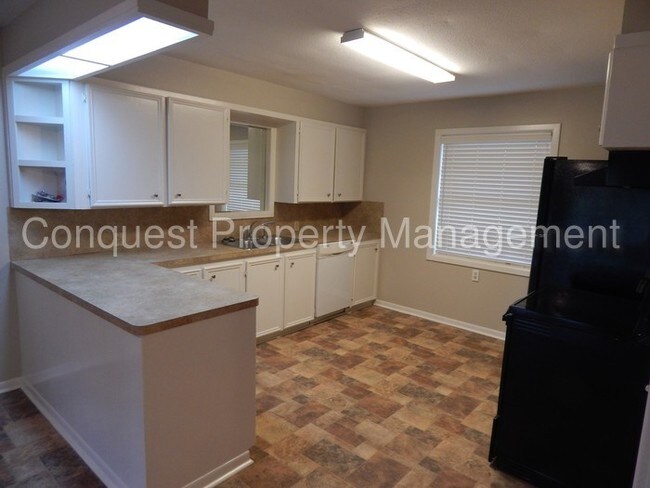 Building Photo - Spacious 3 Bedroom Farm House with Acreage