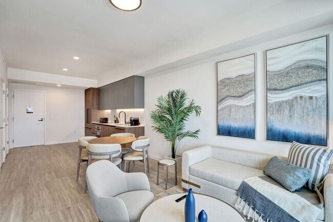 Foto del edificio - 7144 Byron Ave