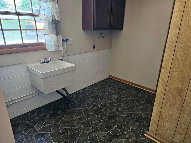 Building Photo - 102 Betzstone Dr