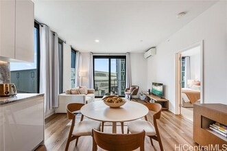 Building Photo - 987 Queen St