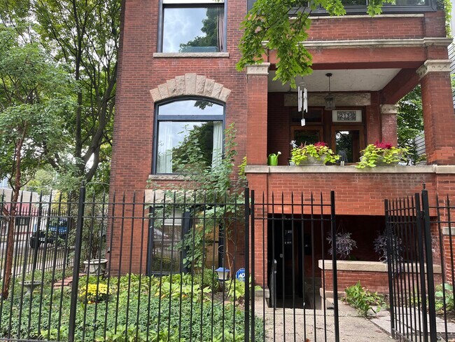 Building Photo - 2136 W Wilson Ave