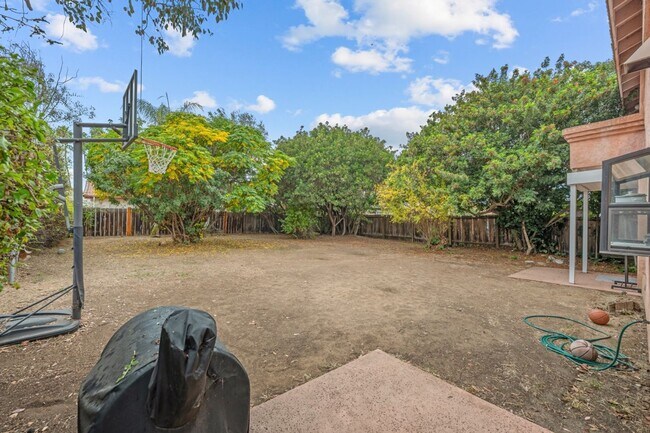 Foto del edificio - Spacious lot with no back house!