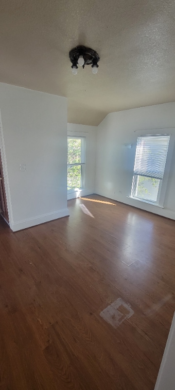 Building Photo - 865 W 5th St