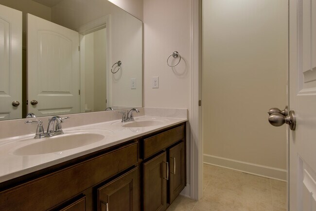 Foto del edificio - East-Facing 4BR/3.5 BA Brentwood Home Ready for You to Call Home!!!