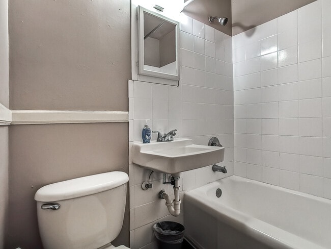 Building Photo - 1207 W 45th St