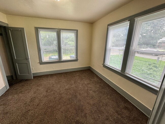 Building Photo - For Rent: Charming 2 Bed, 1 Bath Home in C...