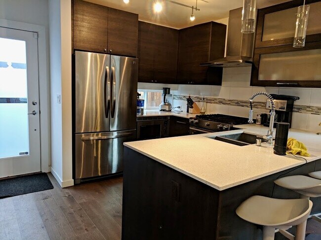 Building Photo - Gorgeous Modern Townhouse in Leschi!