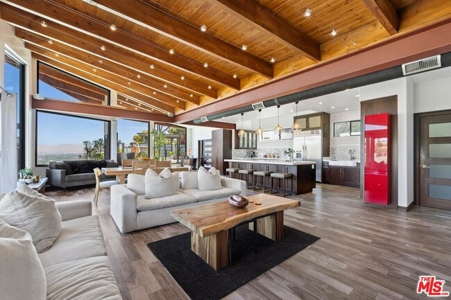 Building Photo - 3655 Glenridge Dr