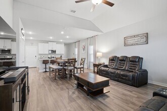 Building Photo - 827 Laurel Run