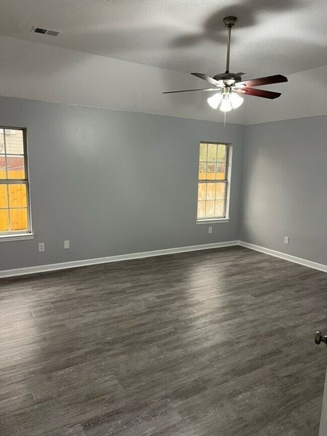 Foto del edificio - 2250 Greencliff Dr