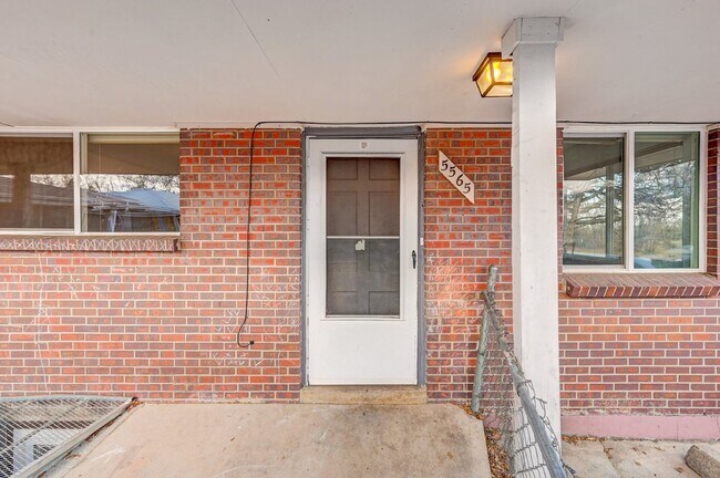 Foto del edificio - $1,885.00 - 4 Beds, 2 Bath, Duplex in Litt...