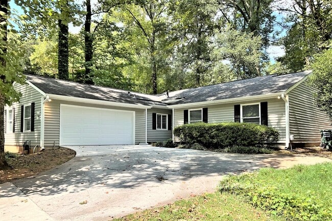 Building Photo - 2085 Tree Top Bend
