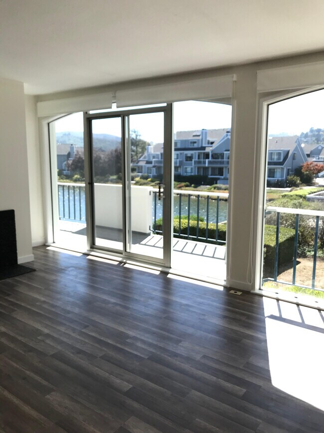 Foto del edificio - 5221 Shelter Bay Ave