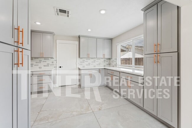 Building Photo - 6612 Modesto Dr