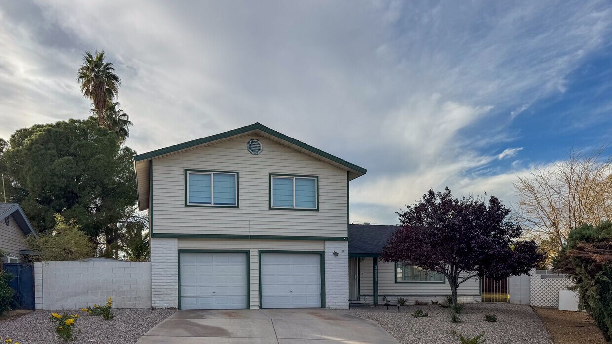 Foto principal - Move-In Ready 3-Bedroom with Pool / Lawn and Pool Service Included!