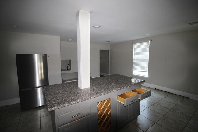 Building Photo - 3033 Toledano St