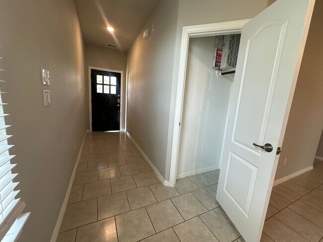 Building Photo - For Lease | 3 Bed, 2 Bath | 1,487 Sq Ft | ...