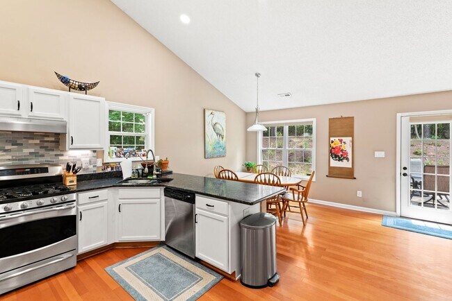 Foto del edificio - APPLICATION PENDING! $1,000 Off 1st Month's Rent! Gorgeous 3 BR 10 Minutes Away From Duke, UNC, a...