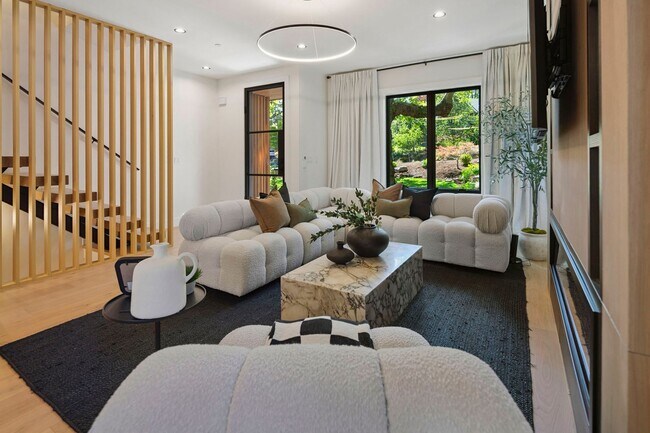 Foto del edificio - Skyview Townhome: Luxury Living in Lake Oswego's Premier First Addition Neighborhood