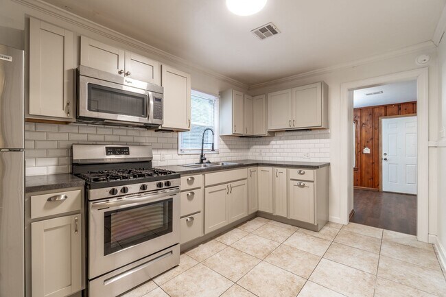 Foto del edificio - * Move-In Special * Fully Remodeled Home o...