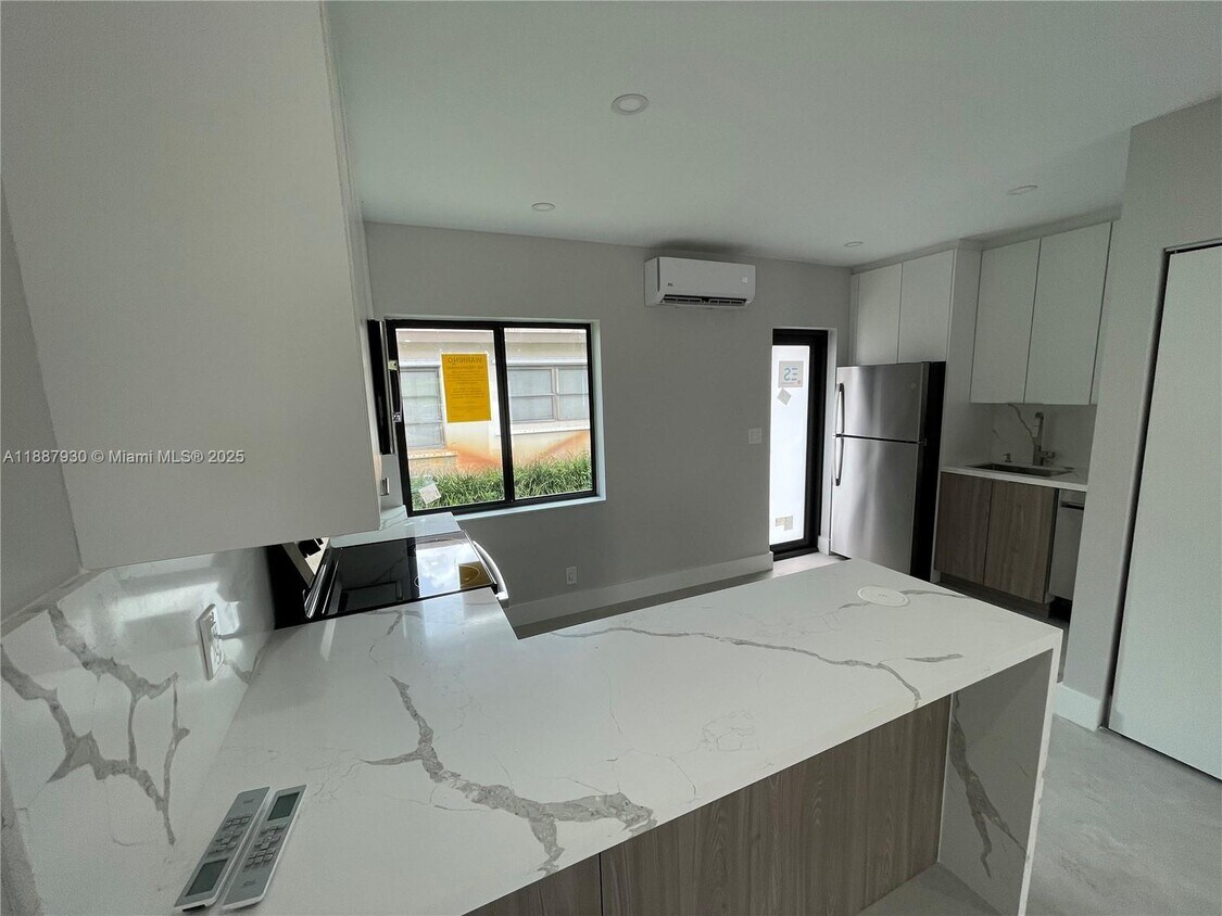 Foto principal - 1050 NE 9th Ave