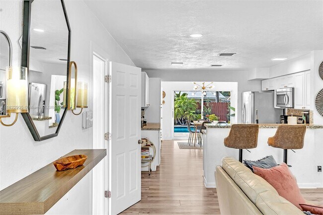 Building Photo - 4633 SW 28th Ave