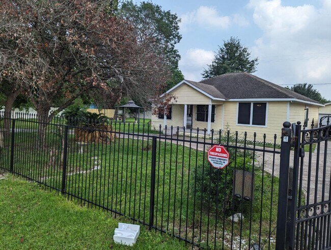 Foto del edificio - 10119 Chickasaw Ln