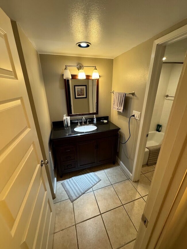 Building Photo - 450 W 7th St