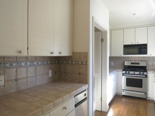 Building Photo - 2bed/2.5bath - End unit Condo. Hardwood fl...