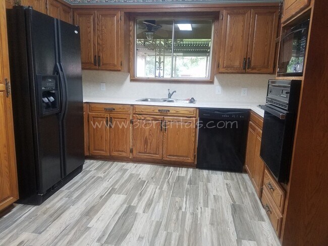 Building Photo - Home in Broadmoor Terrace available