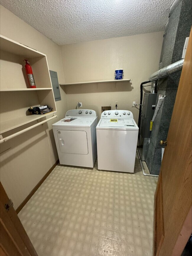 Building Photo - 2 bedroom Available!!