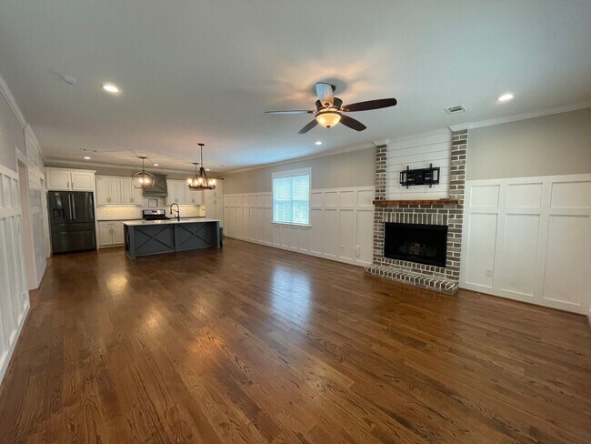 Foto del edificio - Amazing 5 Bedroom Craftsman-Style Home in Martinez! MOVE IN SPECIAL!