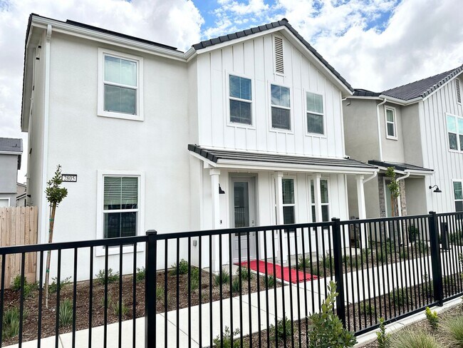 Foto del edificio - BRAND NEW 3/2.5 Near Clovis North High School