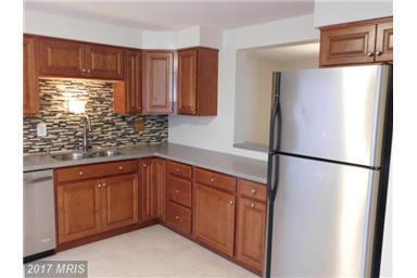Foto del edificio - 3 bedrooms, 2 full, 2 half baths, finished...