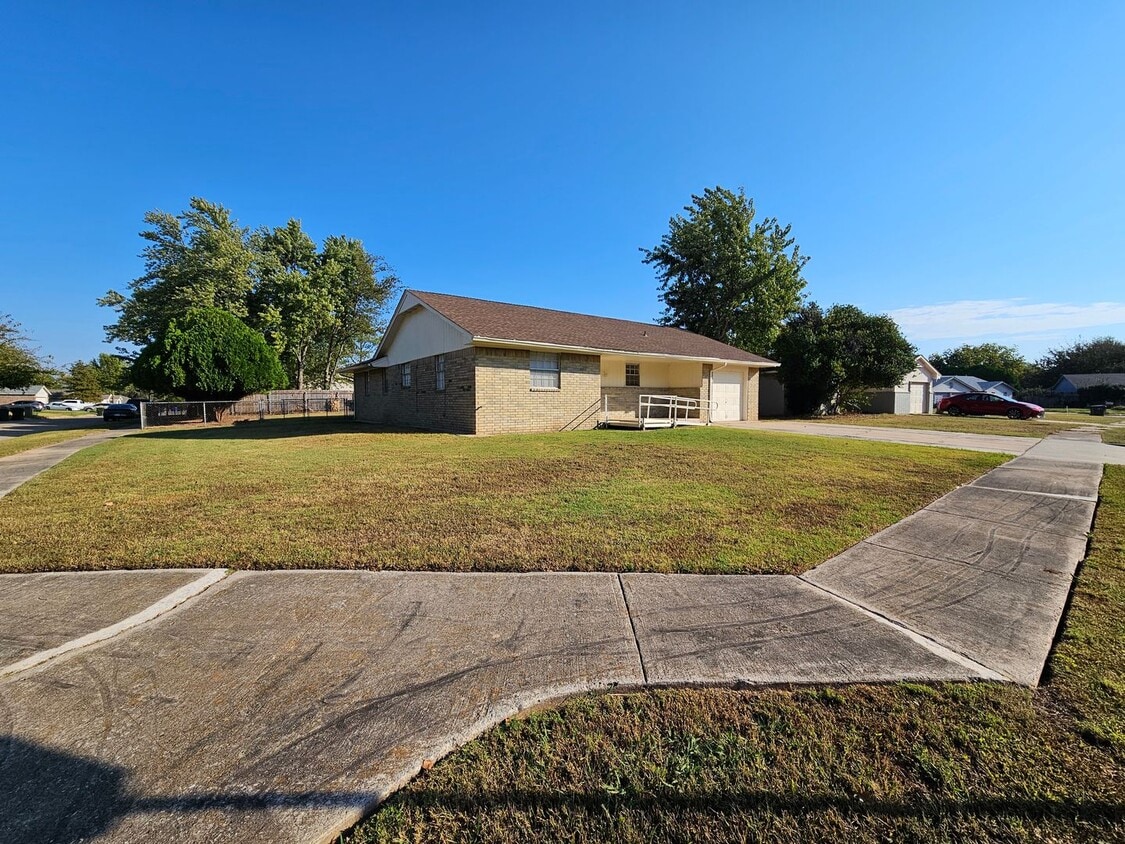 Foto principal - (4) Bed/(2) Bath New Flooring and Fresh Pa...