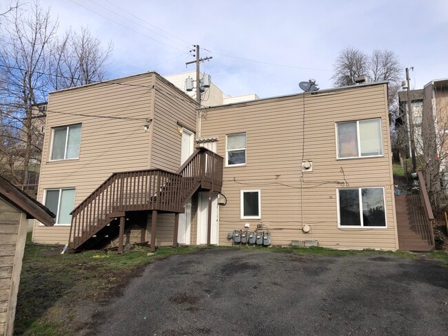 Building Photo - 634 NE Gray Ln