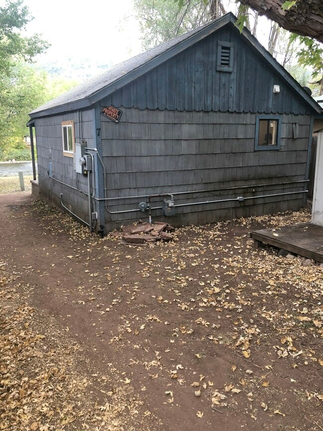 Building Photo - 706 Cowdin Dr